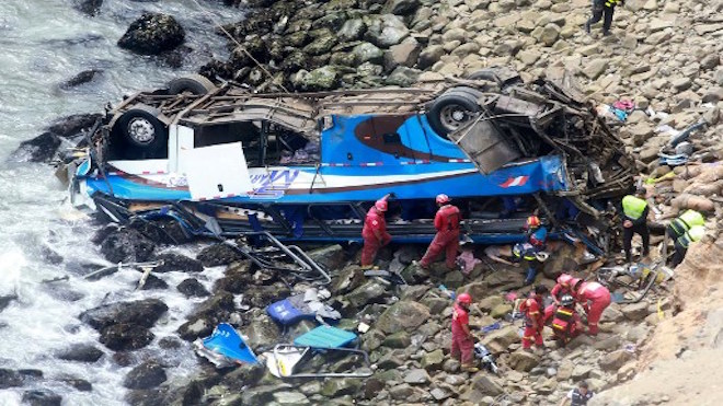 Al menos 36 muertos al caer un autobús a un abismo