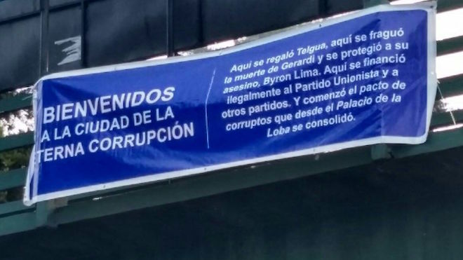 "Bienvenidos a la ciudad de la eterna corrupción" los mensajes en las entradas a la ciudad