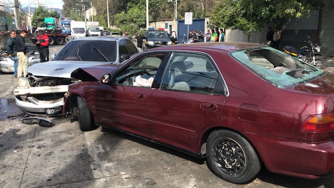 En choque, así termina persecución de mareros que se robaron un carro en la zona 12