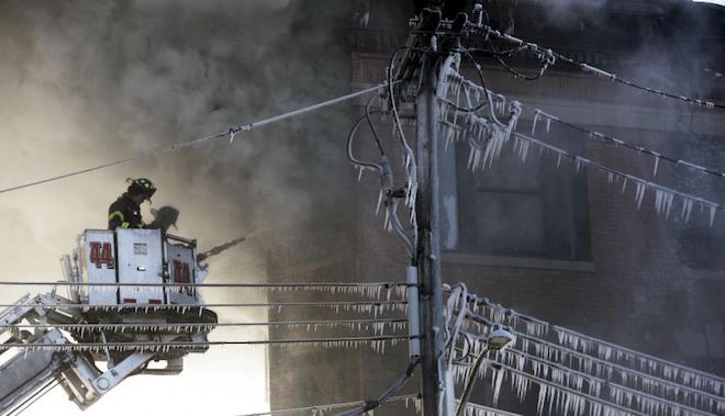 GALERÍA: Otro incendio en Nueva York. Frío congela el agua de los bomberos