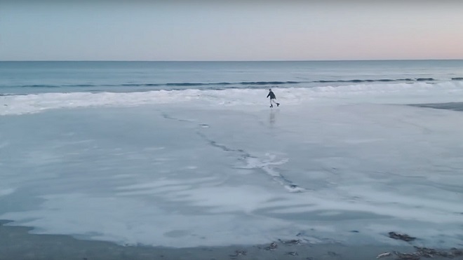 VÍDEO: Un hombre patina sobre una playa congelada en EE.UU.