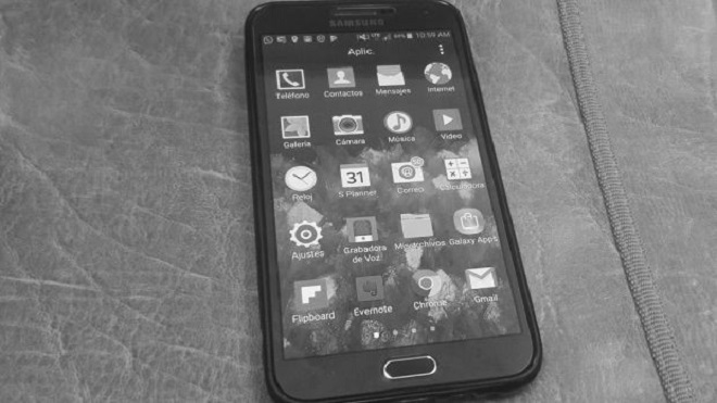 ¿La pantalla en blanco y negro puede despegarnos del móvil?