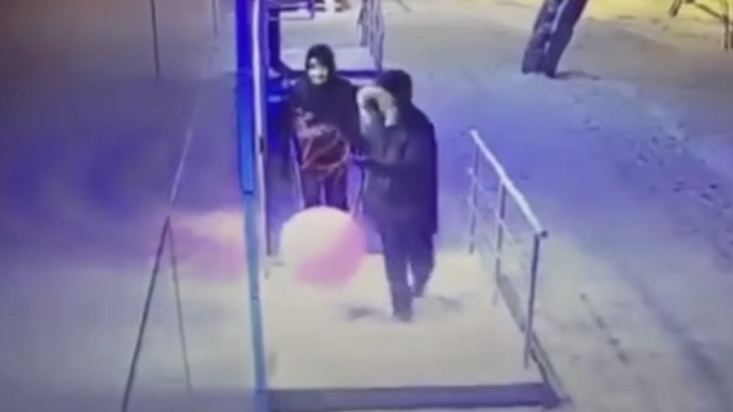 Intentan robar un cajero con un globo lleno de gas pero no les sale bien (VÍDEO)