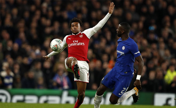 Arsenal's Nigerian striker Alex Iwobi (L0 vies with Chelsea's German defender Antonio Rudiger during the English League Cup semi-final first leg football match between Chelsea and Arsenal at Stamford Bridge in London on January 10, 2018. The game finished 0-0. Adrian DENNIS / AFP