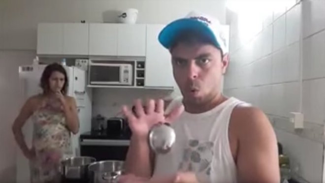 El acto de un mago aficionado en Brasil fue arruinado por su propia esposa y captado en un video que se volvió viral