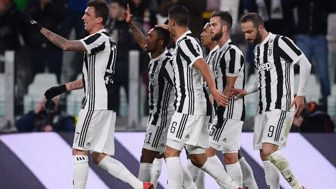 Juventus' Brazilian midfielder Douglas Costa (2-L) celebrates with teammates after scoring a goal during the Italian Serie A football match Juventus versus Genoa on January 22, 2018 at the 'Allianz Stadium' in Turin. MARCO BERTORELLO / AFP