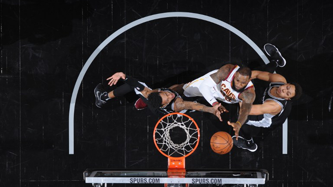 SAN ANTONIO, TX - JANUARY 23: LeBron James #23 of the Cleveland Cavaliers shoots the ball during the game against the San Antonio Spurs on January 23, 2018 at the AT&T Center in San Antonio, Texas. NOTE TO USER: User expressly acknowledges and agrees that, by downloading and or using this photograph, user is consenting to the terms and conditions of the Getty Images License Agreement. Mandatory Copyright Notice: Copyright 2018 NBAE Mark Sobhani/NBAE via Getty Images/AFP Mark Sobhani / NBAE / Getty Images / AFP