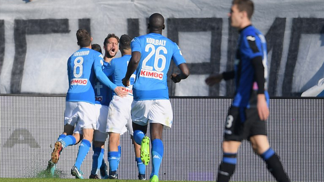 Nápoles forward Dries Mertens from Belgium (2nd L) celebrates with teammates after scoring during the Italian Serie A football match Atalanta Vs Napoli on January 21, 2018 at the 'Atleti Azzurri d'Italia Stadium' in Bergamo. MARCO BERTORELLO / AFP