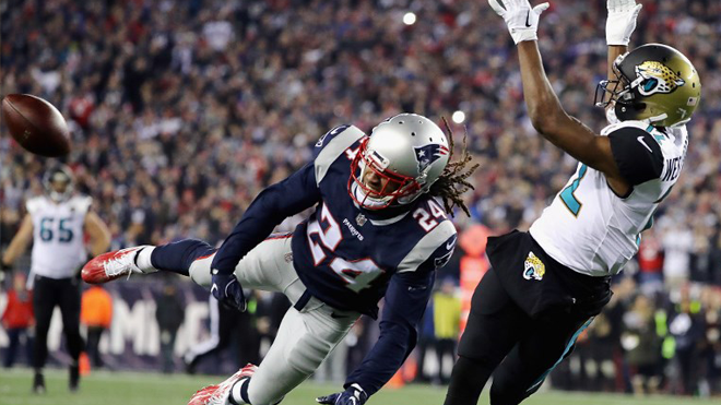 FOXBOROUGH, MA - JANUARY 21: Stephon Gilmore #24 of the New England Patriots deflects a pass intended for Dede Westbrook #12 of the Jacksonville Jaguars in the fouorth quarter during the AFC Championship Game at Gillette Stadium on January 21, 2018 in Foxborough, Massachusetts. Elsa/Getty Images/AFP