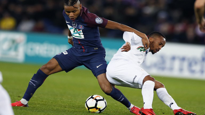 Paris Saint-Germain's French midfielder Christopher Nkunku (L) vies for the ball with Guingamp's South-African midfielder Lebogang Phiri during the French Cup round of 16 football match between Paris Saint-Germain (PSG) and Guingamp (EAG) at the Parc des Princes stadium in Paris on January 24, 2018. CHARLY TRIBALLEAU / AFP