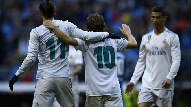 (L-R) Real Madrid's Welsh forward Gareth Bale, Real Madrid's Croatian midfielder Luka Modric and Real Madrid's Portuguese forward Cristiano Ronaldo celebrate a goal during the Spanish league football match between Real Madrid CF and RC Deportivo de la Coruna at the Santiago Bernabeu stadium in Madrid on January 21, 2018. OSCAR DEL POZO / AFP