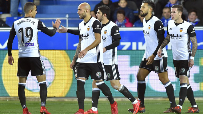 Valencia players celebrate a goal by Spanish forward Santiago Mina Lorenzo (R) during the Spanish 'Copa del Rey' (King's cup) quarter-final second leg football match between Deportivo Alaves and Valencia CF at the Mendizorrotza stadium in Vitoria on January 24, 2018. ANDER GILLENEA / AFP