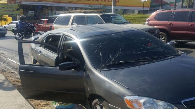PNC localiza vehículo con dos fusiles, un menor entre los capturados