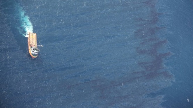 Gigantesca marea negra en el mar de China por el naufragio del petrolero iraní