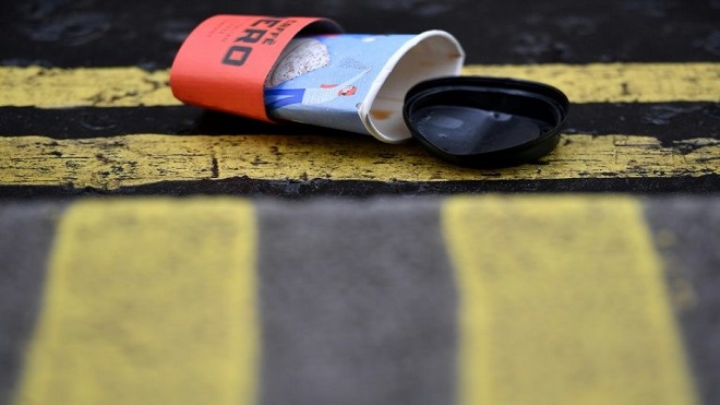 Reino Unido declara la guerra a los vasos de café desechables