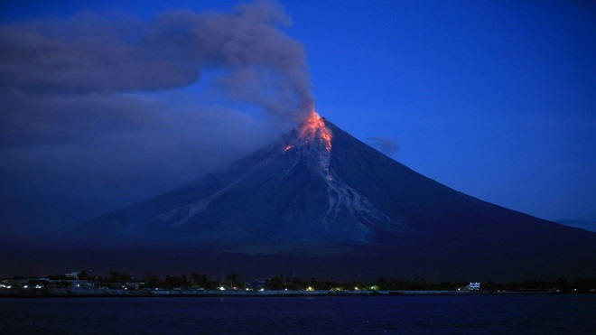 Un volcán lanza lava en Filipinas