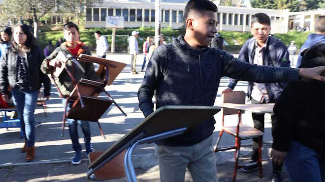 GALERÍA: Estudiantes llevan sus propios escritorios por falta de mobiliario en San Marcos