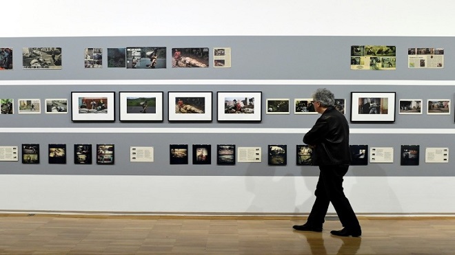 Susan Meiselas, fotógrafa de la cruda realidad, expone en París