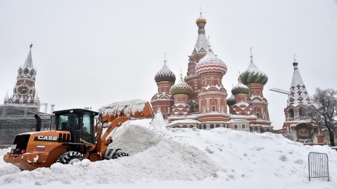 La mayor tempestad de nieve jamás registrada perturbaba fuertemente la vida cotidiana en general. "Es la primera vez en cien años que tuvimos tanta nieve. La intensidad de las nevadas, los cambios meteorológicos con lluvia, nieve y heladas complican el trabajo de los empleados viales", declaró el vicealcalde de Moscú, Piotr Biriukov.