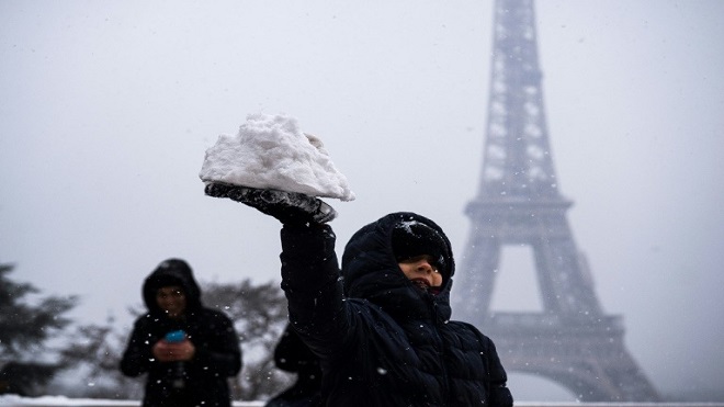 La Torre Eiffel, cerrada a visitantes por la nieve