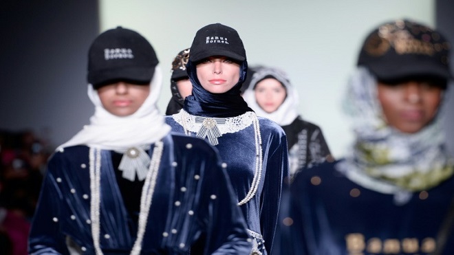 Solo abayas en un inusual y recatado desfile en Nueva York