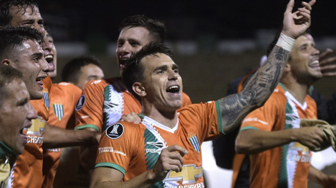 Argentina's Banfield players celebrate at the end of their Copa Libertadores football match against Ecuador's Independiente del Valle, at Olympic Atahualpa stadium, in Quito, on February 6, 2018. Juan Ruiz / AFP
