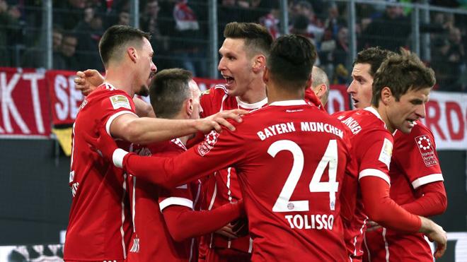Bayern Munich's German forward Sandro Wagner celebrates after scoring his team's first goal with French midfielder Franck Ribery, German defender Niklas Suele, French midfielder Corentin Tolisso, German striker Thomas Mueller and German midfielder Sebastian Rudy during the German first division Bundesliga football match VfL Wolfsburg vs FC Bayern Munich at Volkswagen Arena on February 17, 2018 in Wolfsburg, Germany. Ronny Hartmann / AFP