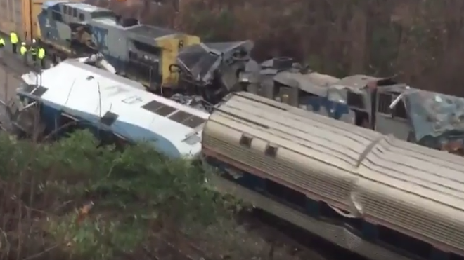 Dos muertos y más de cien heridos deja choque de trenes en EEUU