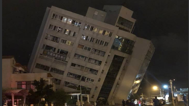 VIDEO: Dos muertos y más de 100 heridos en un terremoto en Taiwán
