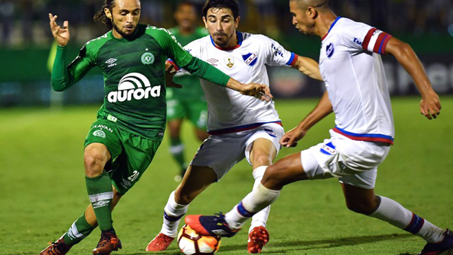 Brazil's Chapecoense Apodi (L) vies for the ball with Uruguay's Nacional Jorge Fucile (C) and Diego Arismendi (L) during their Copa Libertadores 2018 football match at Arena Conda stadium, in Chapeco, Brazil, on January 31, 2018. NELSON ALMEIDA / AFP