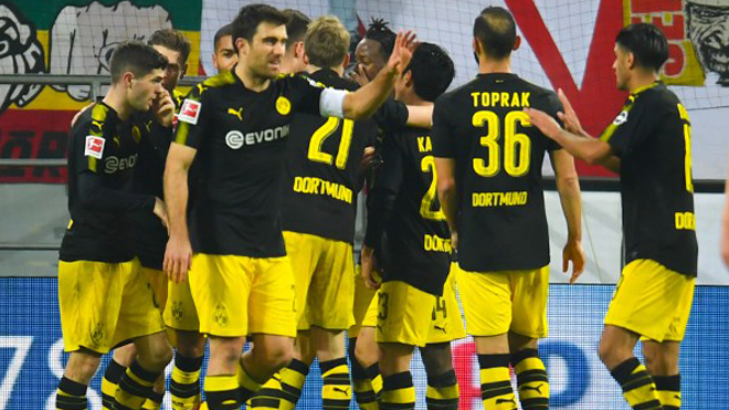 Dortmund's players celebrate after scoring during the German first division Bundesliga football match FC Cologne vs Borussia Dortmund in Cologne, western Germany, on February 2, 2018. Patrik STOLLARZ / AFP