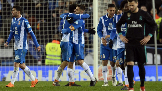 Espanyol's Spanish forward Gerard Moreno (CL) celebrates a goal during the Spanish league football match between RCD Espanyol and Real Madrid CF at the RCDE Stadium in Cornella de Llobregat on February 27, 2018. Josep LAGO / AFP