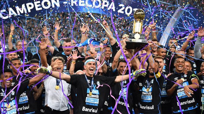 Brazilís Gremio players celebrate with the trophy after winning the Recopa Sudamericana 2018 final match against Argentina's Independiente at Arena Gremio, in Porto Alegre, Brazil, on February 21, 2018. NELSON ALMEIDA / AFP