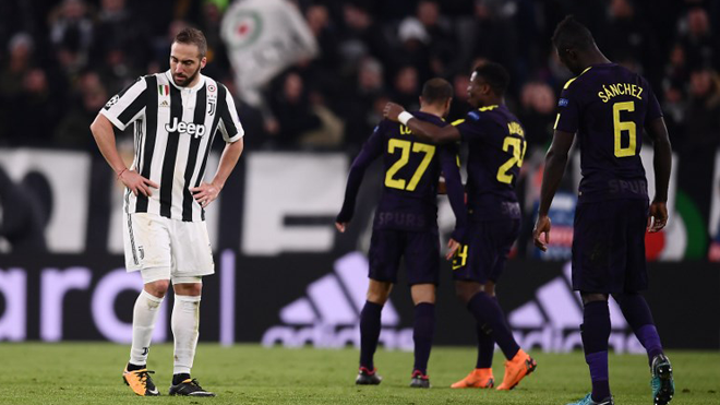 Juventus' forward from Argentina Gonzalo Higuain (L) reacts after the UEFA Champions League round of sixteen first leg football match between Juventus and Tottenham Hotspur at The Allianz Stadium in Turin on February 13, 2018. Marco BERTORELLO / AFP