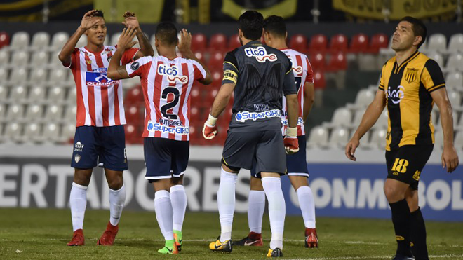 Colombia's Atletico Junior players celebrate at the end of their Copa Libertadores football match against Paraguay´s Guarani at Defensores del Chaco stadium in Asuncion, Paraguay, on February 22, 2018. NORBERTO DUARTE / AFP