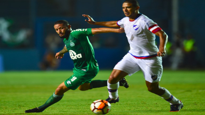 Brazil's Chapecoense player Nenem (L) vies for the ball with Uruguay's Nacional player Diego Arismendi during their Libertadores Cup football match at the Parque Central stadium in Montevideo on February 7, 2018. MIGUEL ROJO / AFP