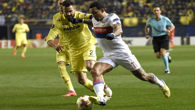 Lyon's Dutch forward Memphis Depay (R) vies with Villarreal's Spanish forward Mario Gonzalez during the Europa League Round of 32 second leg football match between Villarreal CF and Olympique Lyonnais at La Ceramica stadium in Vila-real on February 22, 2018. JOSE JORDAN / AFP
