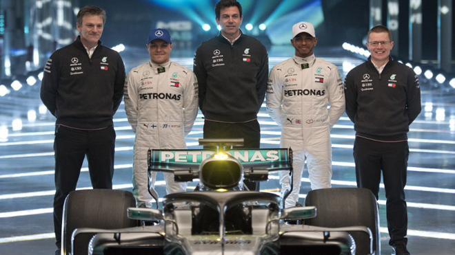 (L-R) Technical Director at Mercedes GP, James Allison, Mercedes AMG Petronas Formula One driver, Finland's Valtteri Bottas, Mercedes AMG Petronas Formula One Team Principal and Executive Director, Toto Wolff, Mercedes AMG Petronas Formula One driver, Britain's Lewis Hamilton and Mercedes GP and Managing Director of Mercedes GP Performance Powertrains, Andy Cowell pose with the new 2018 season Mercedes-AMG F1 W09 EQ Power+ Formula One car at Silverstone motor racing circuit near Towcester, central England on February 22, 2018. Justin TALLIS / AFP