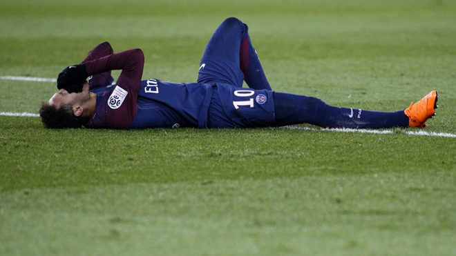 Paris Saint-Germain's Brazilian forward Neymar Jr reacts lying on the pitch during the French L1 football match between Paris Saint-Germain (PSG) and Marseille (OM) at the Parc des Princes in Paris on February 25, 2018. GEOFFROY VAN DER HASSELT / AFP