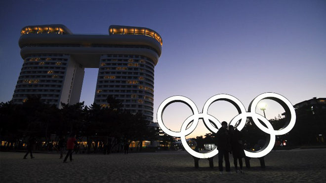 The Olympic rings are illuminated at Gyeongpo beach in Gangneung on February 3, 2018, ahead of the Pyeongchang Winter Olympic Games. The 2018 Winter Olympic Games in South Korea will take place from February 9 to 25. JUNG Yeon-Je / AFP