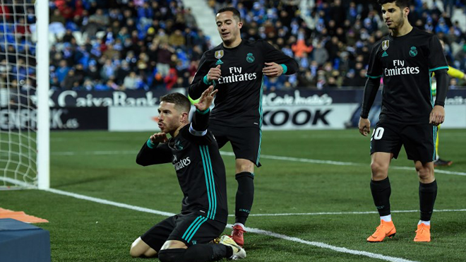 Real Madrid's Spanish defender Sergio Ramos (L) celebrates after scoring during the Spanish league football match Club Deportivo Leganes SAD against Real Madrid CF at the Estadio Municipal Butarque in Leganes on the outskirts of Madrid on February 21, 2018. OSCAR DEL POZO / AFP