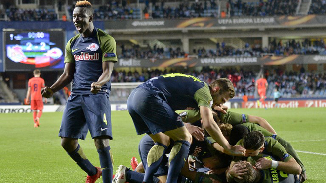 FC Salzburg's Malian midfielder Amadou Haidara (L) and teammates celebrate their second goal during the UEFA Europa League first leg round of 32 football match between Real Sociedad and FC Salzburg at the Anoeta stadium in San Sebastian on February 15, 2018. HERBERT NEUBAUER / APA / AFP
