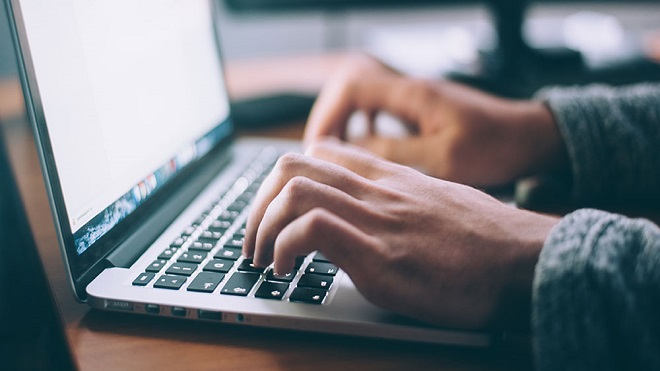 ¿Por qué el cargador de la laptop está tan caliente?