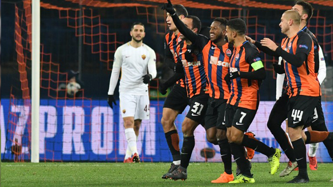 Shakhtar Donetsk's players celebrate the goal scored by midfielder Fred (3L) during the UEFA Champions League round of 16 first leg football match between Shaktar Donetsk and AS Rome at the OSK Metalist Stadion in Kharkiv on February 21, 2018. GENYA SAVILOV / AFP