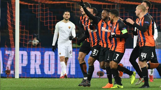 Shakhtar Donetsk's players celebrate the goal scored by midfielder Fred (3L) during the UEFA Champions League round of 16 first leg football match between Shaktar Donetsk and AS Rome at the OSK Metalist Stadion in Kharkiv on February 21, 2018. GENYA SAVILOV / AFP