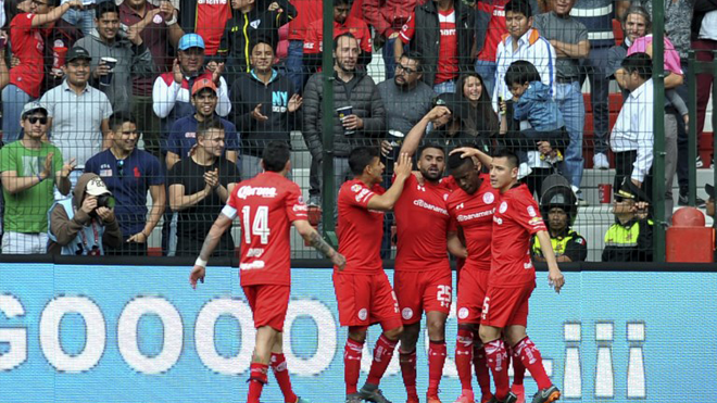 Toluca's Pedro Canelo (C) celebrates his goal against Monterrey during their Mexican Clausura tournament football match at the Nemesio Diez stadium in Toluca, Mexico, on February 11, 2018. VICTOR CRUZ / AFP