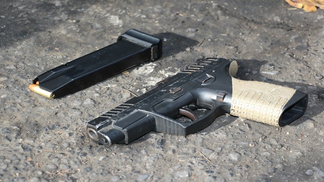 Detienen a piloto y un menor de 14 años con arma y municiones