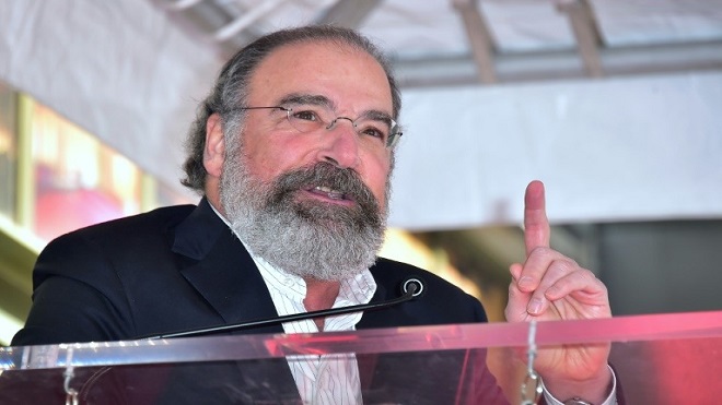 Al recibir estrella en Hollywood, Mandy Patinkin pide por los refugiados
