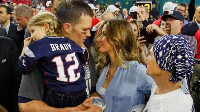 Tom Brady es criticado por el largo beso en los labios que le dio a su hijo