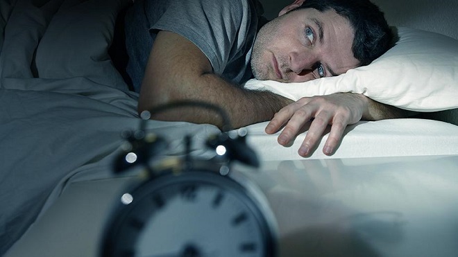4 alimentos que pueden causarte insomnio